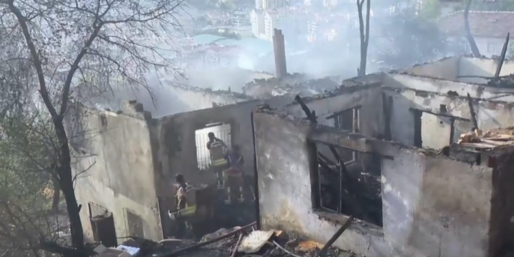 Mamak’ta çıkan yangında 8 gecekondu kullanılamaz hale geldi