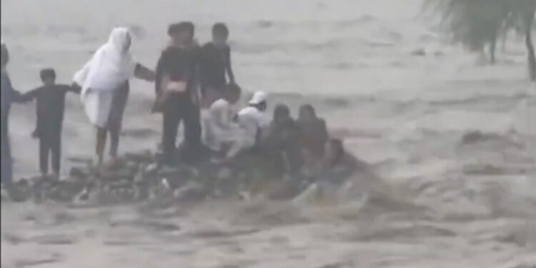 Pakistan’ı muson yağmurları vurdu: 64 ölü