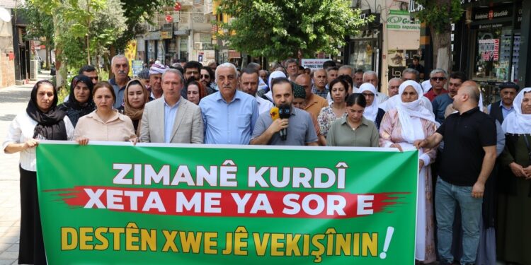 Kürtçe müzik dinleyen ailenin darp edilmesi protesto edildi