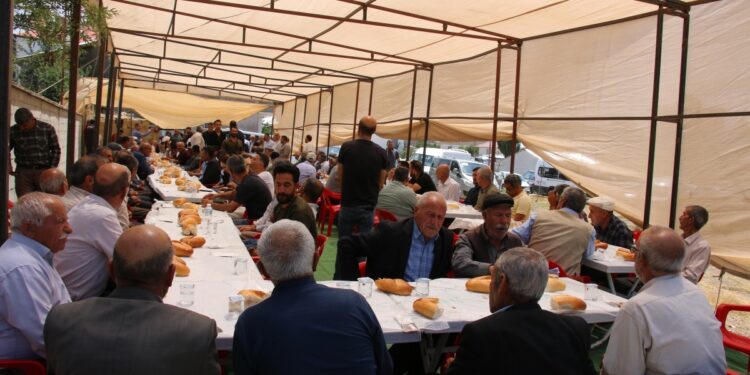 Wan’da kurulan taziyelere kitlesel ziyaret