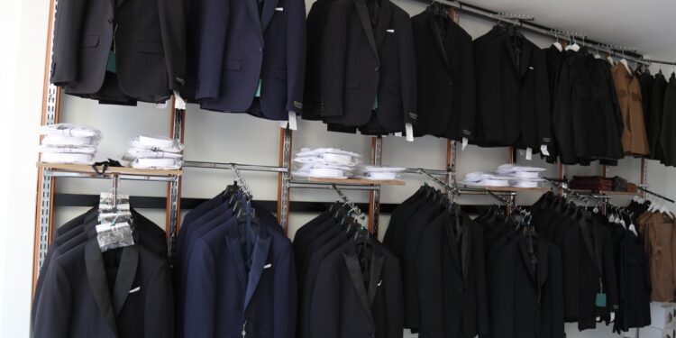 Ekonomik krizin etkisi: Wan’da artık kıyafetler kiralanıyor