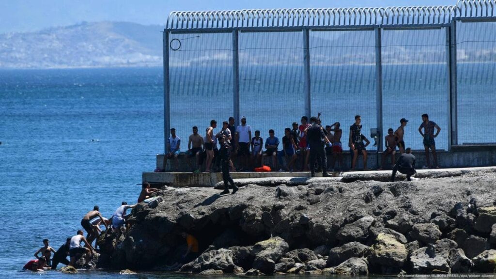 500’den fazla çocuk Fas’tan yüzerek İspanya’ya geçti