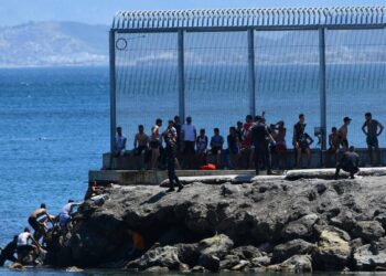 500’den fazla çocuk Fas’tan yüzerek İspanya’ya geçti