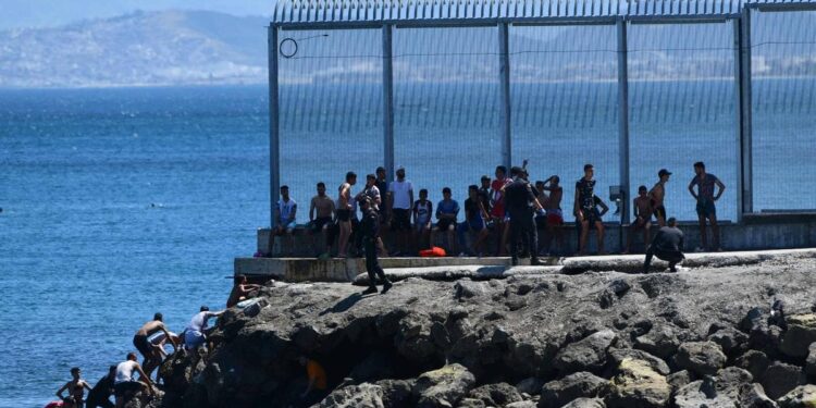 500’den fazla çocuk Fas’tan yüzerek İspanya’ya geçti