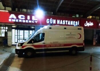 8 kilo altını gasp ederek kaçan şüpheliler, operasyon sırasında ekiplere ateş açtı; 4 polis yaralı
