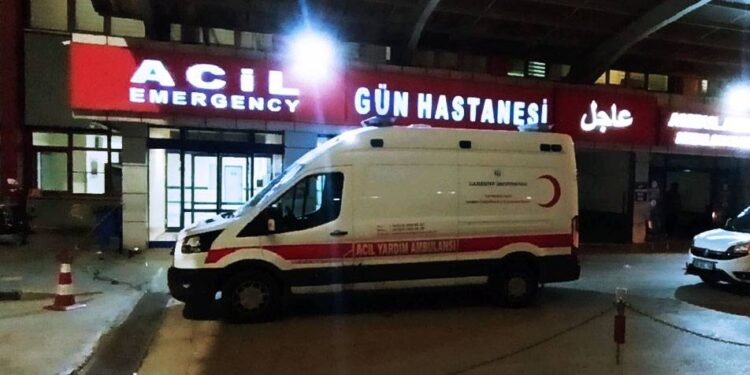 8 kilo altını gasp ederek kaçan şüpheliler, operasyon sırasında ekiplere ateş açtı; 4 polis yaralı