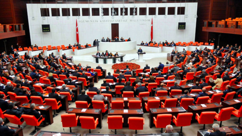 AKP'nin Meclis komisyonu üyeleri belli oldu