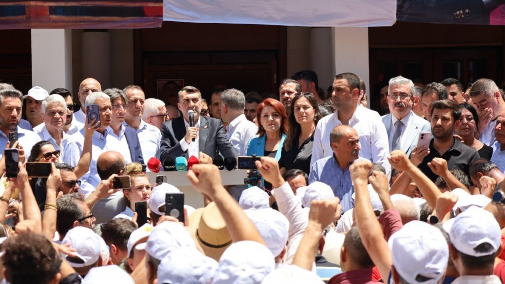 Adana Büyükşehir Belediyesi önünde gözaltı protestosu