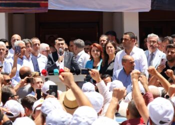 Adana Büyükşehir Belediyesi önünde gözaltı protestosu