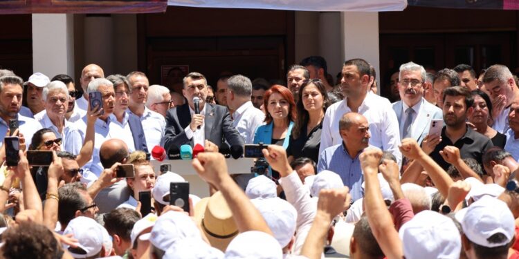 Adana Büyükşehir Belediyesi önünde gözaltı protestosu