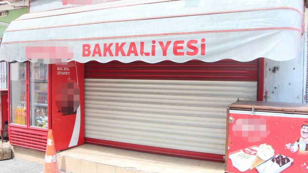 Adana'da mahalleliyi dolandırdığı iddia edilen bakkalın yakalanması için çalışma başlatıldı