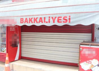 Adana'da mahalleliyi dolandırdığı iddia edilen bakkalın yakalanması için çalışma başlatıldı