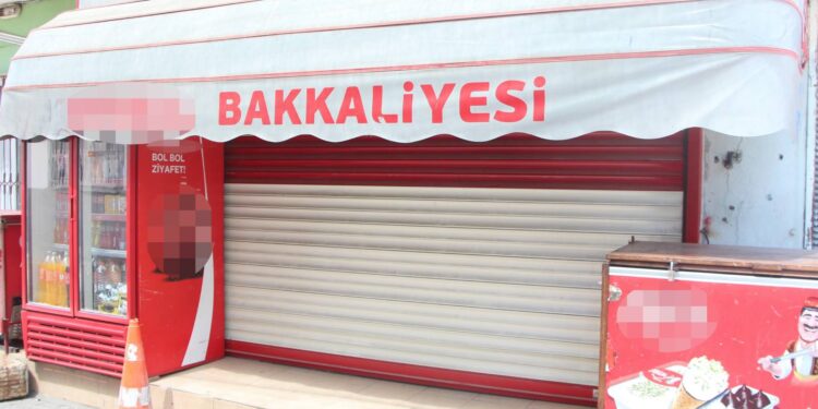 Adana'da mahalleliyi dolandırdığı iddia edilen bakkalın yakalanması için çalışma başlatıldı