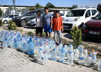 Alevlerin Minik Kahramanları! Hatay’da Konteyner Kentteki Çocuklardan Yangına Anlamlı Destek