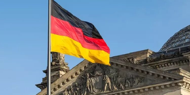 Almanya'da beklentilere ters yönde sanayi üretimi yükseldi