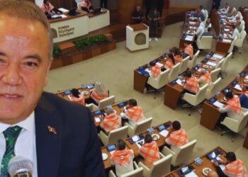 Antalya Büyükşehir Meclisi'nde Gergin Toplantı: Sloganlar ve Alkışlar Yükseldi