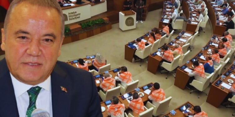 Antalya Büyükşehir Meclisi'nde Gergin Toplantı: Sloganlar ve Alkışlar Yükseldi