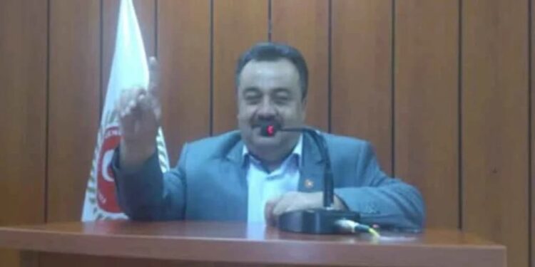 ”Bana ters geliyor” diyerek MHP’den istifa etti