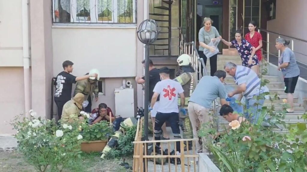 Beylikdüzü'nde Panik Anları! Bir Anda Yayıldı, Bina Tahliye Edildi