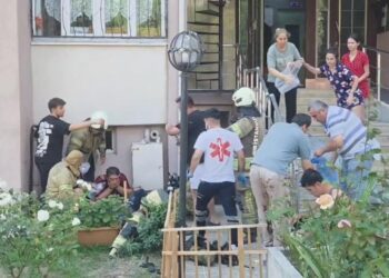 Beylikdüzü'nde Panik Anları! Bir Anda Yayıldı, Bina Tahliye Edildi