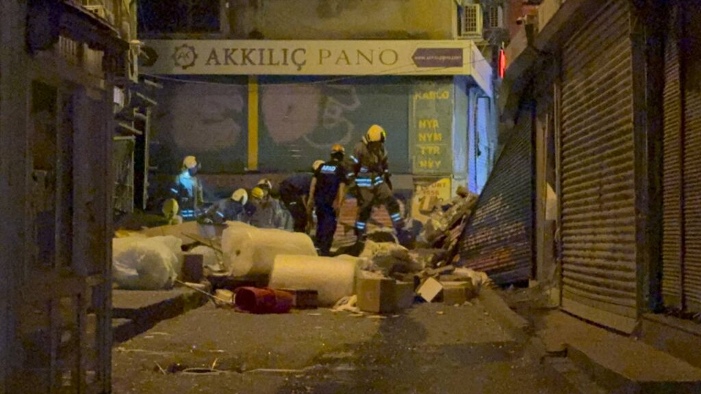 Beyoğlu'nda bir binada patlama sonucu çökme meydana geldi