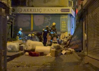 Beyoğlu'nda bir binada patlama sonucu çökme meydana geldi