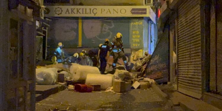 Beyoğlu'nda bir binada patlama sonucu çökme meydana geldi