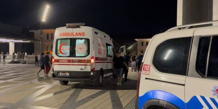 Bursa’da Kent Meydanı’nda 14 Yaşındaki Çocuk Bıçakla 4 Kişiyi Yaraladı