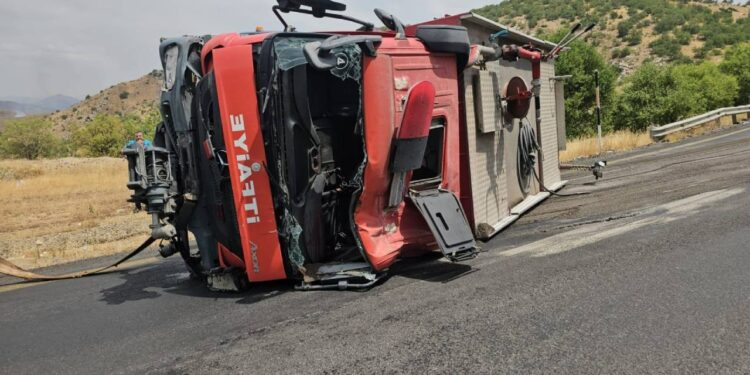 Bursa'nın Ardından Şimdi de Diyarbakır... İtfaiye Aracı Devrildi! 1'i Ağır, 3 Yaralı