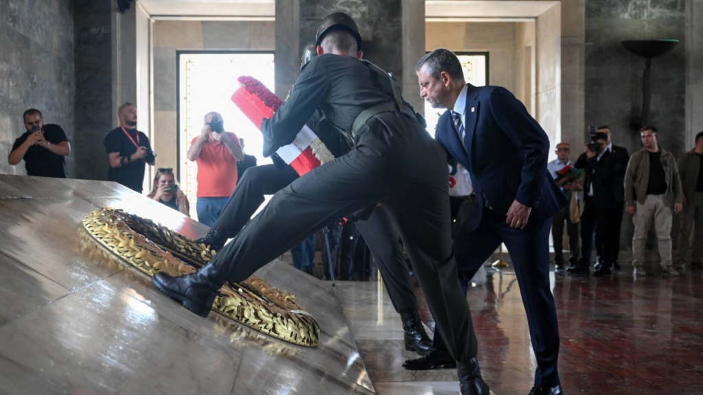 CHP Genel Başkanı Özel, Lozan Barış Antlaşması'nın 102. yılı dolayısıyla Anıtkabir'i ziyaret etti
