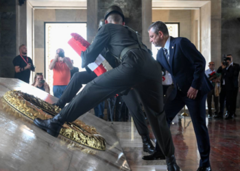 CHP Genel Başkanı Özel, Lozan Barış Antlaşması'nın 102. yılı dolayısıyla Anıtkabir'i ziyaret etti