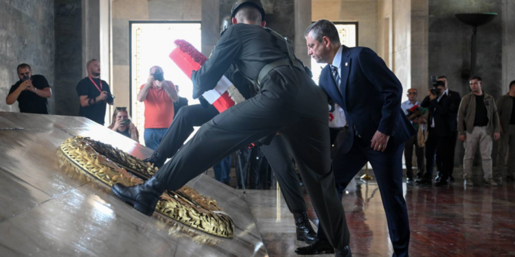 CHP Genel Başkanı Özel, Lozan Barış Antlaşması'nın 102. yılı dolayısıyla Anıtkabir'i ziyaret etti