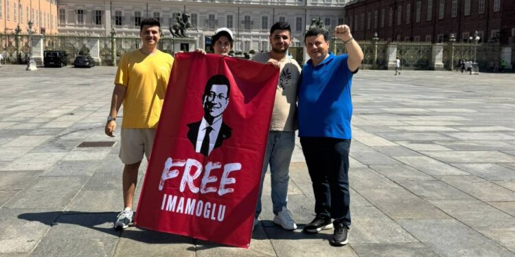 CHP’li Öztürk’ten İtalya’da 'İmamoğlu' Protestosu