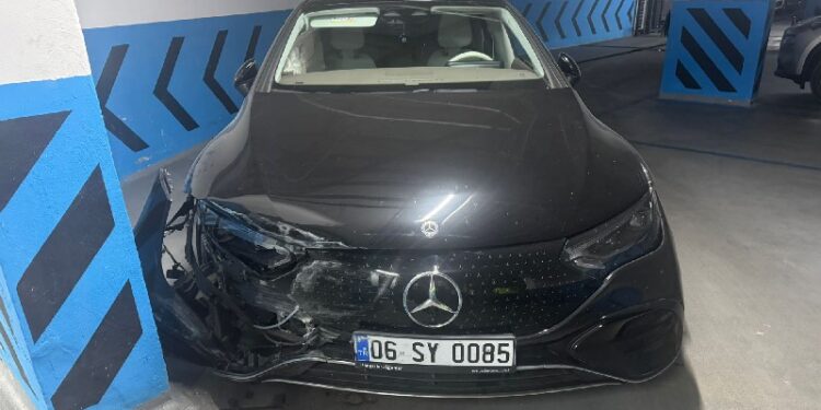 Çeşme'de valenin duvara çarptığı lüks otomobil kullanılamaz hale geldi