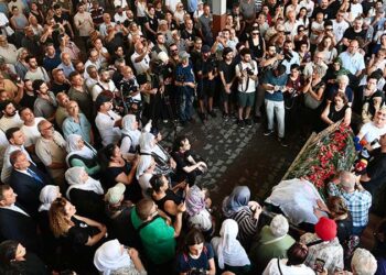 Cumartesi Anneleri’nin sembol ismi Emine Ocak, alkışlar ve zılgıtlar eşliğinde son yolculuğuna uğurlandı