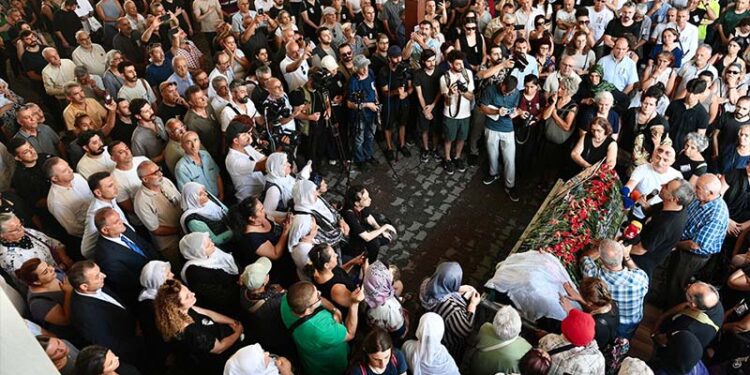 Cumartesi Anneleri’nin sembol ismi Emine Ocak, alkışlar ve zılgıtlar eşliğinde son yolculuğuna uğurlandı