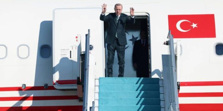 Cumhurbaşkanı Erdoğan, Ekonomik İşbirliği Teşkilatı zirvesi için Azerbaycan'da