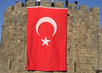 Diyarbakır Surlarına Türk Bayrakları Asıldı