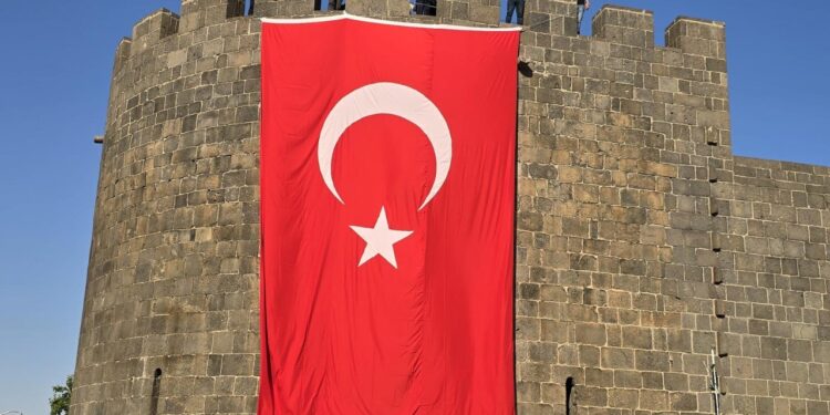 Diyarbakır Surlarına Türk Bayrakları Asıldı