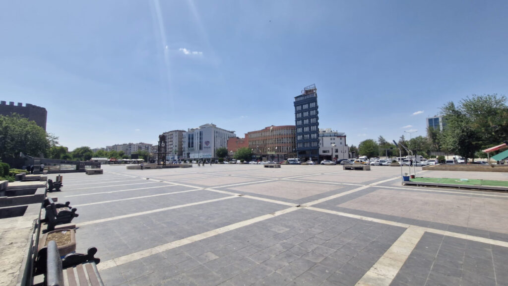Diyarbakır’da hava sıcaklıkları 45 dereceyi geçti, cadde ve sokaklar boş kaldı