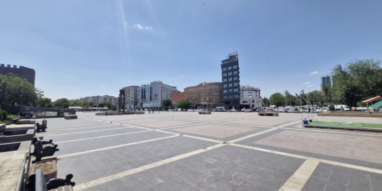 Diyarbakır’da hava sıcaklıkları 45 dereceyi geçti, cadde ve sokaklar boş kaldı