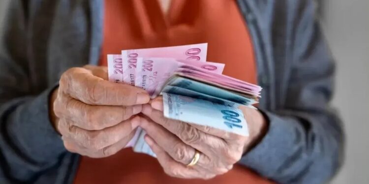 Emekli Olduktan Sonra Çalışanların Maaşları Kesilecek mi? O Tarihten Sonra Sigortası Olanlar Dikkat!