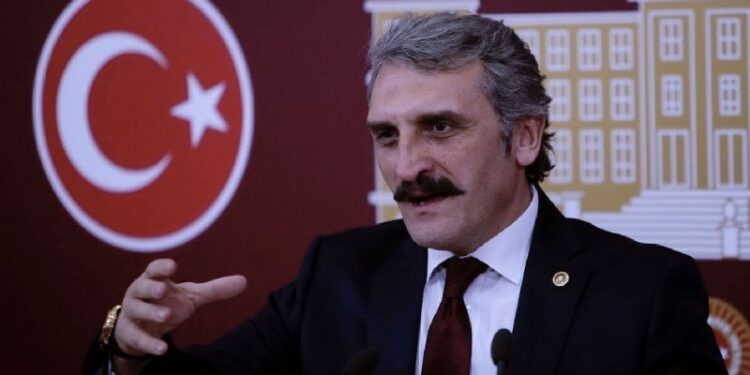 Eski AKP Milletvekili Ahmet Hamdi Çamlı Cumhuriyet'e "kanlı darbe" demişti; halk tepki gösterdi