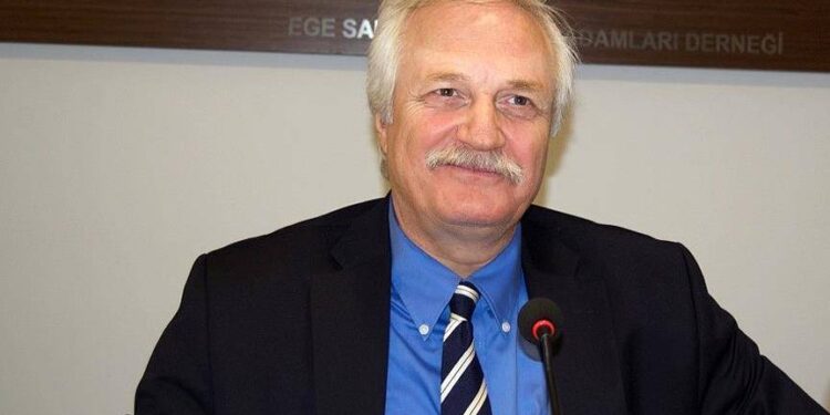 Eski CHP Genel Başkan Yardımcısı Murat Özçelik, partideki sorunlara işaret ederek CHP’den istifa etti