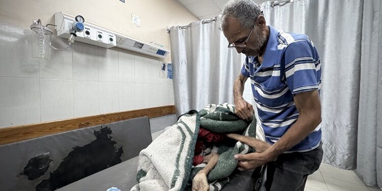 Gazze’de son 24 saatte 4’ü çocuk 15 Filistinli daha açlıktan hayatını kaybetti