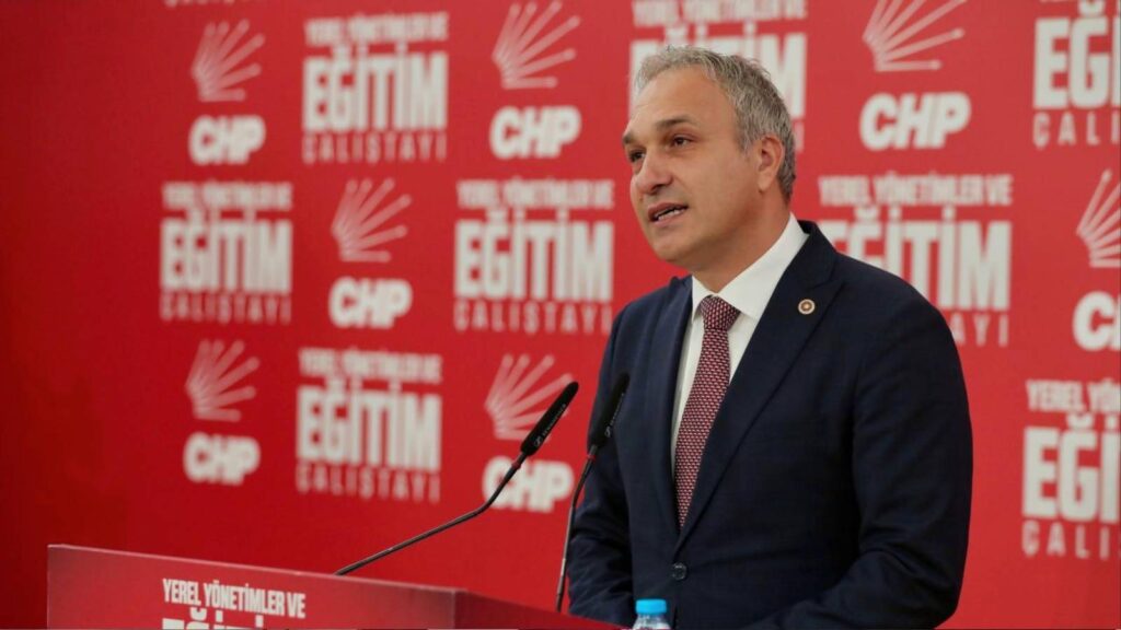 Hayali birileriyle savaşmaya devam ediyorlar