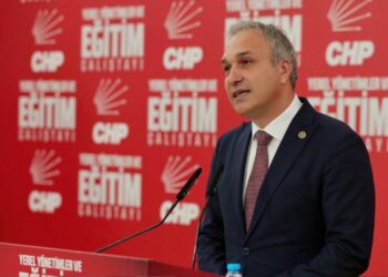 Hayali birileriyle savaşmaya devam ediyorlar