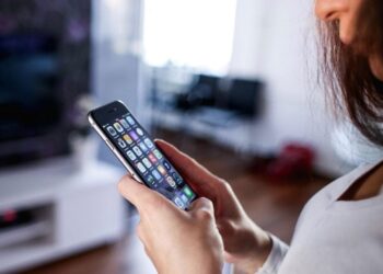 Herkes Bilmeden Yapıyor Ama Bu Hareket Telefonun Pil Ömrünü Uzatıyor