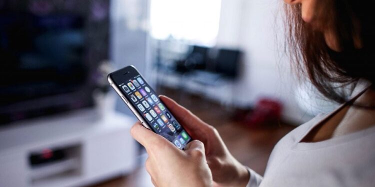 Herkes Bilmeden Yapıyor Ama Bu Hareket Telefonun Pil Ömrünü Uzatıyor