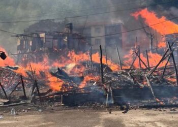 İki ev ve iki samanlık yandı